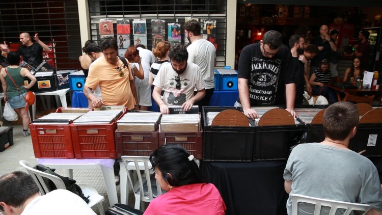 Expositores e público na última edição da Feira de Discos de São Paulo, na galeria da  Teodoro Sampaio