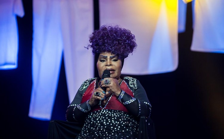 A cantora Elza Soares no 27º Prêmio da Música Brasileira, no Rio de Janeiro, antes da premiação. (Foto Ricardo Borges/Folhapress)